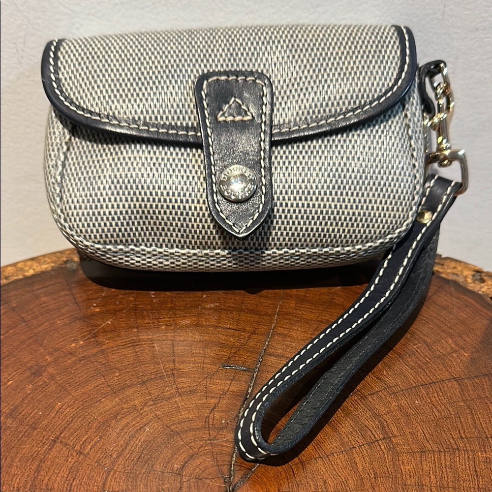 Dooney & Bourke Navy and White Mini Wristlet Clutch EUC magnetic close 6”x4”